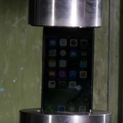 iPhone 7 против гидравлического пресса. Кто кого?