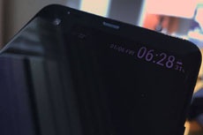 HTC U Ultra с 12-Мп камерой и вторым дисплеем на фото