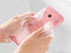 Смартфон Kyocera Rafre можно мыть с мылом