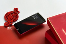 Oppo выпускает красный R9S