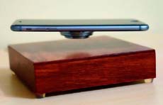 Представлена беспроводная зарядка, над которой смартфон парит в воздухе