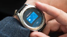 Чехлы Samsung научатся заряжать умные часы