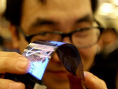 Samsung разрабатывает самосгибающийся дисплей на основе полимерных материалов