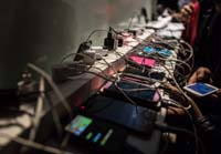 Что произойдёт, если не вынимать из розетки зарядные устройства?