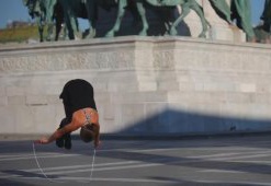 Ролик с девушкой со скакалкой бьет рекорды в Интернете