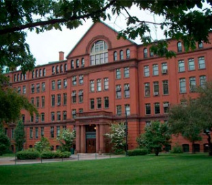 Руководство Гарварда заподозрили в чтении электронной почты сотрудников