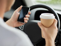 Запрет на использование мобильного телефона водителями не снизит количество несчастных случаев