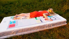 Краш-тест гигантского торта в виде iPhone