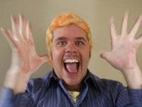 Голубой блогер, получивший голубой фингал под глаз - не угомонился!