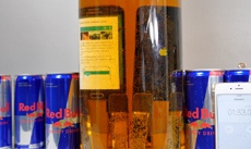 iPhone 6 и Galaxy S6 проверили на водонепроницаемость с помощью Red Bull