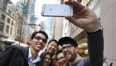 Samsung попыталась продавать свою продукцию в очереди за iPhone 6s