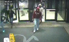 Банда подростков вынесла из магазина Apple «айфонов» на $13 000