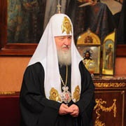 Патриарх Кирилл считает "зависание" людей в соцсетях интернета уходом в "королевство кривых зеркал"