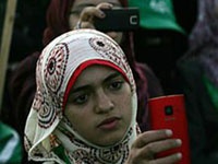 Беженцы XXI века не могут выжить без смартфона