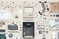 Разобранный Macintosh Classic превратили в картину