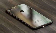 iPhone 7 Plus в цвете «глянцевый черный» (Фото)