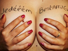 Женщина превратила грудь в доску объявлений