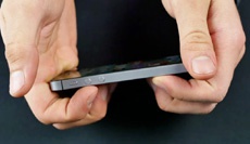 Энтузиасты попробовали согнуть iPhone SE