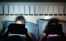 Ученый: смартфоны «убивают» сон, им нужен «постельный режим»