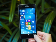 Microsoft Lumia 950 проверили на прочность молотком и автомобилем