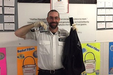 Интернет помог мужчине вернуть потерянные во время прогулки брюки