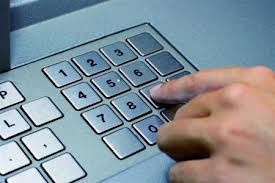 Пойман интернет-мошенник, который на протяжении года "снимал" чужие деньги с банковских карт