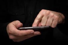 7 признаков того, что человек становится единым целым со смартфоном