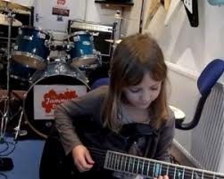 8-летняя девочка взорвала интернет своим соло на гитаре