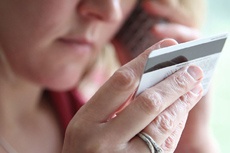 Псевдобанкір видурив у довірливої жінки 18000 гривень