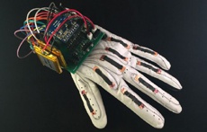 Создана недорогая перчатка, преобразующая язык жестов в текст