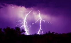 Nokia Lumia 925 зарядили за несколько секунд при помощи молнии