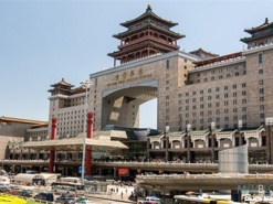 Компьютерщик случайно показал порнофильм на экране вокзала