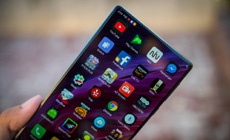 Кто первым выпустит смартфон с экраном во весь корпус — Xiaomi или Apple?