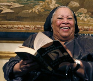 Нобелевская лауреатка впервые в истории даст автограф на электронной книге