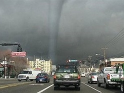 Жертвы торнадо в США используют Facebook для оказания помощи пострадавшим