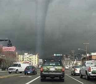 Жертвы торнадо в США используют Facebook для оказания помощи пострадавшим