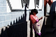 Китаянка травмировала позвоночник из-за пристрастия к смартфону