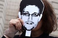 СМИ «женили» Сноудена на Чапман из-за пародийного твиттера