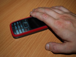 18-летний парень забрал у прохожего телефон