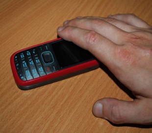 18-летний парень забрал у прохожего телефон