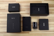 Первая распаковка безрамочного смартфона Doogee Mix