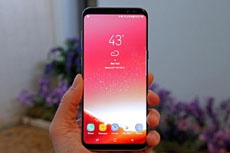 Первые покупатели Samsung Galaxy S8 жалуются на красный оттенок дисплеев