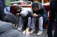 Разговоры по телефону заразительны для окружающих