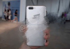 OPPO R11 в серебристом цвете на живых фото