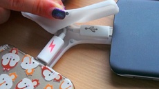 Умельцы создали брелок для подзарядки смартфона от другого смартфона