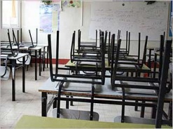 Надпись на школе: все ушли в онлайн