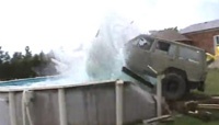 Ролик с крушением бассейна стал хитом в Интернете