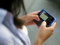 Молодежь готова пожертвовать сексом ради ответа на SMS