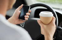Большинство водителей в США набирают SMS за рулем, хотя знают об опасности