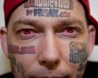 Человек-реклама мечтает избавиться от своих татуировок